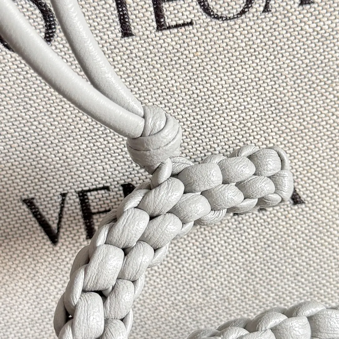 Batch 420 Let’s see what new cute little thing BV has released~ It’s this letter pendant, which is different from the puppy pendant. The weaving of this letter is more three-dimensional, and the material is very solid, and it is not easy to deform even if it is folded. Style number: G